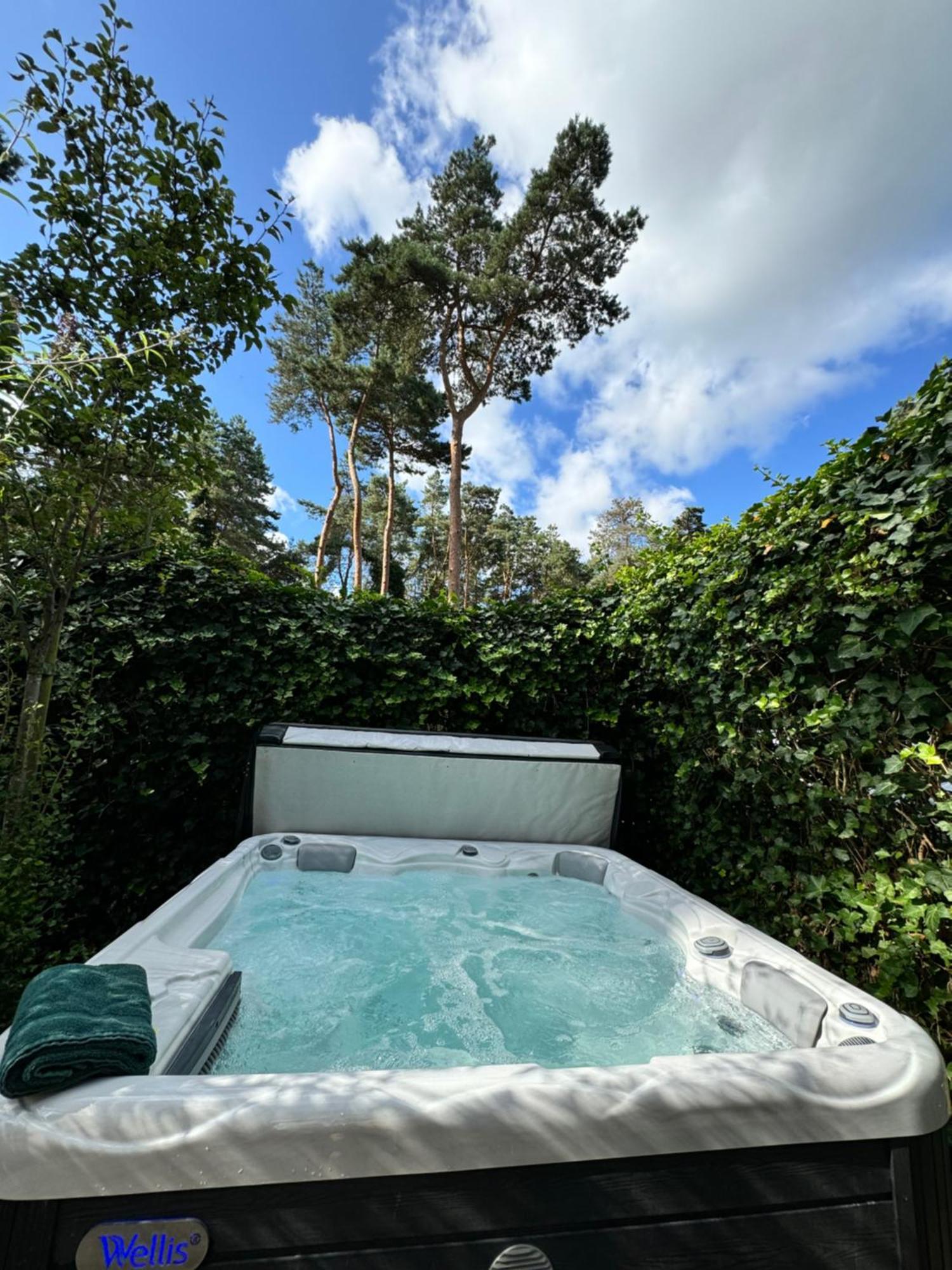 Houten Chalet/Bungalow In Het Bos, Sauna, Jacuzzi Meijel Екстериор снимка